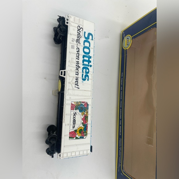 AHM Scotties Toilet Paper HO Train Car Mechanical Reefer with accessories bundle - Picture 7 of 12